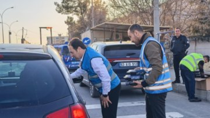 HİLVAN’DA TRAFİKTEKİ VATANDAŞA İFTAR DESTEĞİ!