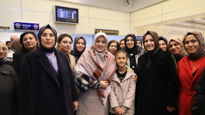Şanlıurfa’da Coşkulu Karşılama: AK Kadınlar GAP Havalimanı’nda Bir Araya Geldi